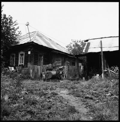 Ännu ett av husen i Zmeinka.